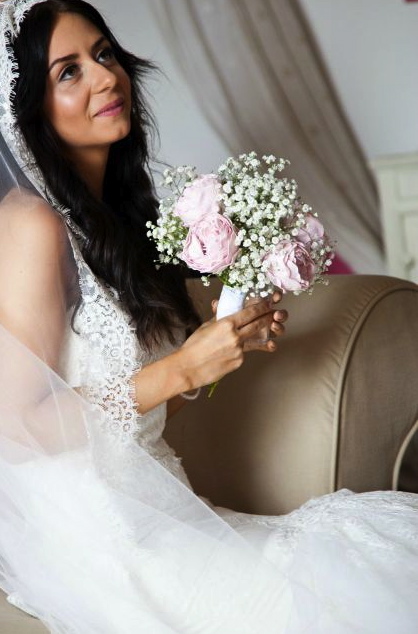 My DIY wedding day bridal makeup look soft simple romantic highlighter peonies gypsophila flowers bouquet lace chantilly mantilla cathedral veil